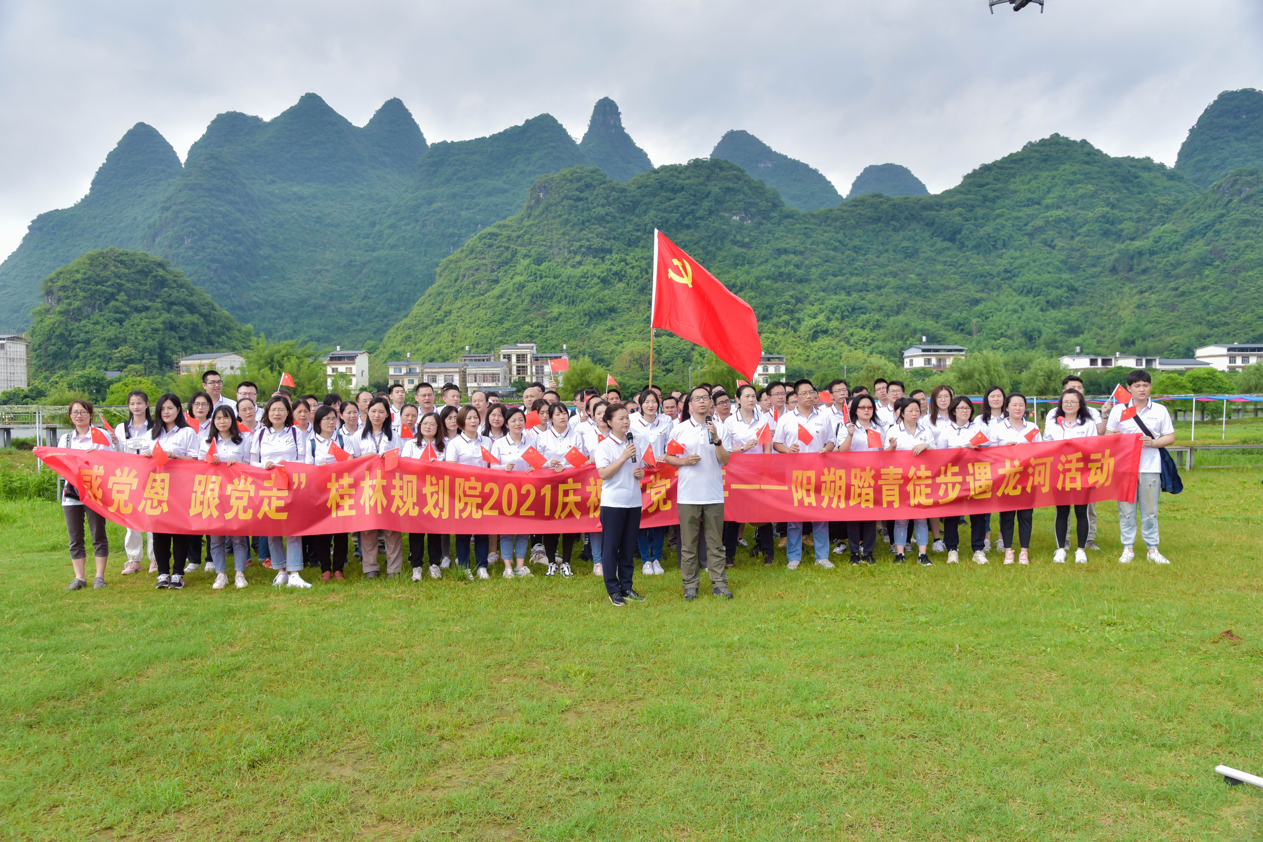 歌頌愛(ài)國(guó)歌曲，共同為...